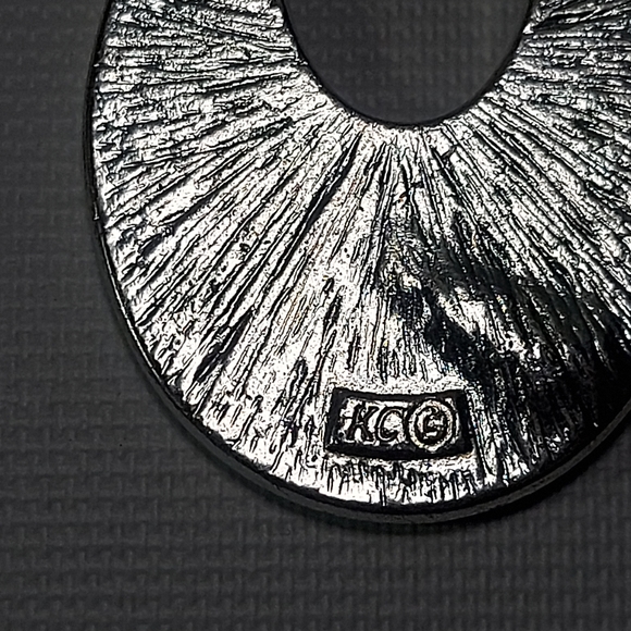 Kenneth Cole Vintage Silver Tone Teardrop Pendant Necklace - Picture 6 of 9